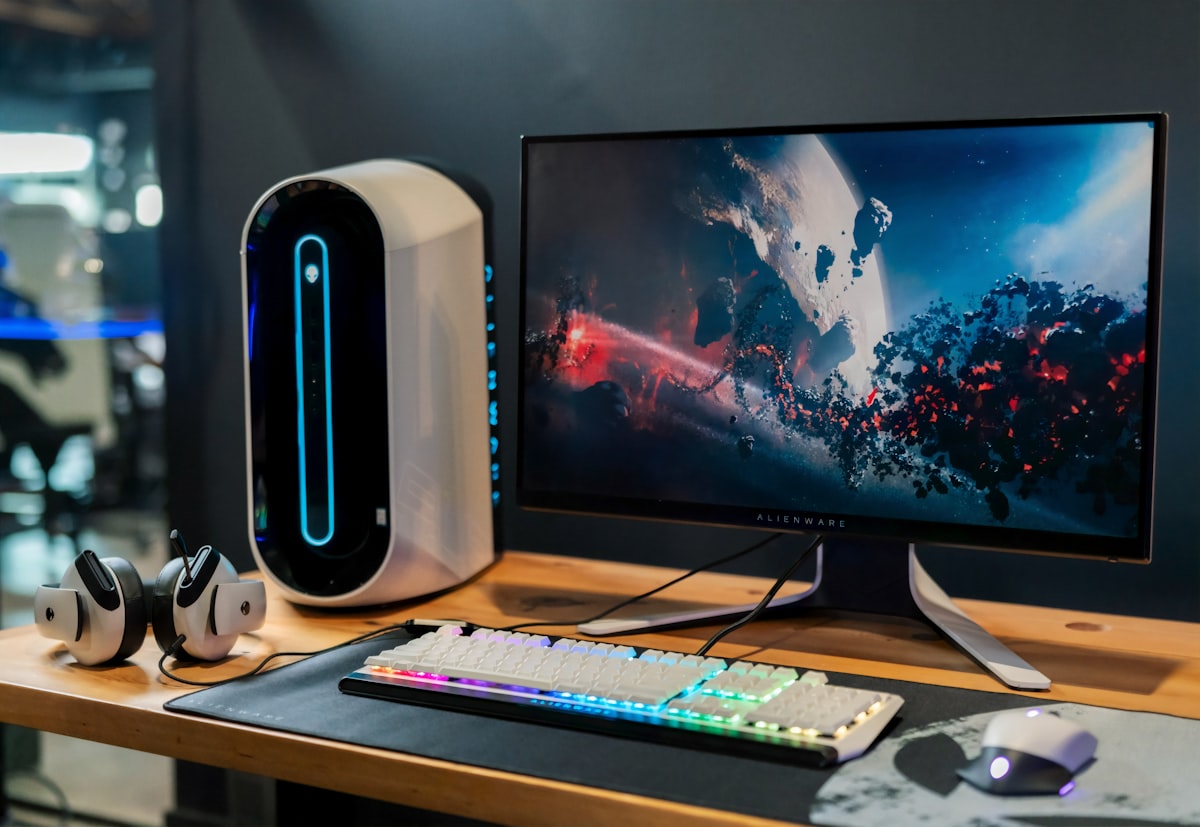 Setup PC gaming moderne avec éclairage RGB